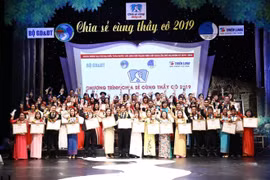 Các thầy cô giáo được tuyên dương tại Chương trình Chia sẻ cùng thầy cô năm 2019. (Ảnh: Văn Điệp/TTXVN)