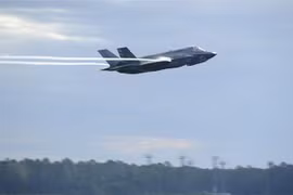 Máy bay chiến đấu F-35 của Mỹ cất cánh từ căn cứ không quân Tyndall ở bang Florida. (Ảnh: AFP/TTXVN)