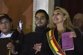 Tổng thống tạm quyền Bolivia Jeanine Anez (phải, phía trước) sau khi tuyên thệ nhậm chức tại Quốc hội ở La Paz. (Ảnh: AFP/TTXVN)