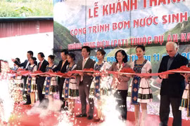 Trưởng ban Dân vận Trung ương Trương Thị Mai và các đại biểu cắt băng khánh thành Trạm bơm nước Séo Hồ không dùng điện ở xã Thài Phìn Tủng, huyện Đồng Văn, tỉnh Hà Giang. (Ảnh: Minh Tâm/TTXVN)