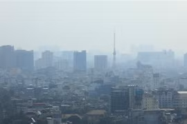 Hiện tượng bụi mịn, sương mù quang học gây ô nhiễm không khí ở Hà Nội. (Ảnh: Thành Đạt/TTXVN)