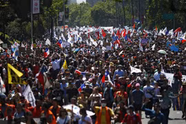 Người dân tham gia biểu tình phản đối Chính phủ tại Santiago, Chile. (Ảnh: AFP/TTXVN)