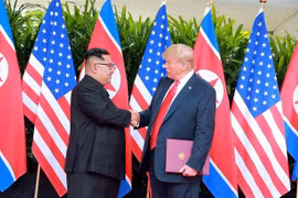 Tổng thống Mỹ Donald Trump (phải) và nhà lãnh đạo Triều Tiên Kim Jong-un tại hội nghị thượng đỉnh ở Singapore. (Ảnh: AFP/TTXVN)