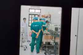 Các bác sỹ nỗ lực cứu chữa cho sản phụ. (Ảnh: TTXVN phát)