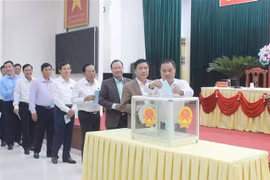 Đại biểu HĐND tỉnh Thái Nguyên bỏ phiếu bầu bổ sung Phó Chủ tịch UBND tỉnh. (Ảnh: Hoàng Nguyên/TTXVN)