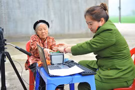 Làm thẻ căn cước công dân lưu động cho các gia đình chính sách. (Ảnh: Minh Đức/TTXVN)