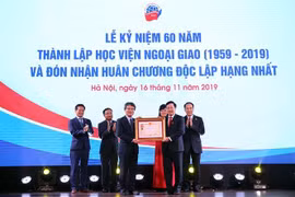 Phó Thủ tướng, Bộ trưởng Bộ Ngoại giao Phạm Bình Minh trao Huân chương Độc lập hạng Nhất tặng Học viện Ngoại giao. (Ảnh: TTXVN)