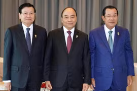 Thủ tướng Nguyễn Xuân Phúc với Thủ tướng Lào Thongloun Sisoulith (trái) và Thủ tướng Campuchia Samdech Techo Hun Sen (phải). (Ảnh: Thống Nhất/TTXVN)