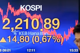 Bảng tỷ giá chứng khoán tại ngân hàng Hana ở thủ đô Seoul, Hàn Quốc. (Ảnh: Yonhap/TTXVN)