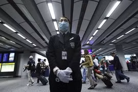 Sân bay Hong Kong kiểm tra sức khỏe những hành khách đến từ Vũ Hán. (Nguồn: Getty Images)