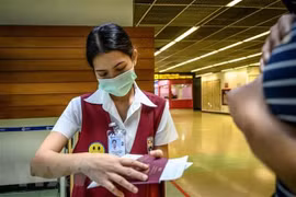 Nhân viên kiểm tra hộ chiếu của một hành khách tại sân bay Don Mueang ở Bangkok, Thái Lan, ngày 21/1/2020. (Ảnh: AFP/TTXVN)