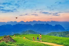 Du khách thả diều giữa bức tranh thiên nhiên tuyệt đẹp. (Ảnh: CTV/Vietnam+)