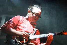 Nguyên Lê và cây đàn guitar quên thuộc. (Ảnh: Nhân vật cung cấp)