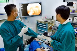 Thực hiện một ca nội soi tại Trung tâm Kỹ thuật cao và Tiêu hóa Hà Nội. (Ảnh: Dương Ngọc/TTXVN)