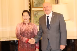 Chủ tịch Quốc hội Nguyễn Thị Kim Ngân đến chào xã Toàn quyền Australia Peter Cosgrove. (Ảnh: Trọng Đức/TTXVN)