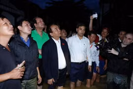 Thủ tướng đã đi bộ dọc theo Phố Cổ Hội An, đến tận Khu phố Nhật, khu vực trũng, ngập nặng nhất của Phố cổ Hội An. (Ảnh: Thống Nhất/TTXVN)