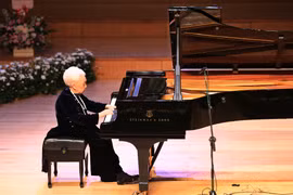 Nghệ sỹ Nhân dân Thái Thị Liên trình diễn piano trong đêm nhạc. (Ảnh: Trọng Đạt/TTXVN)