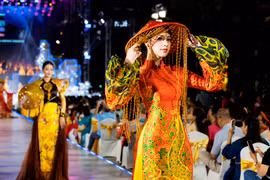 Hoa hậu Huỳnh Thanh Thủy xuất hiện mở màn trong bộ áo dài truyền thống Việt Nam. (Ảnh: CTV/Vietnam+)