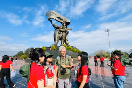 Du khách tham quan tại Tượng đài chiến thắng Điện Biên Phủ. Tượng đài này bằng đồng, được xây dựng trong dịp kỷ niệm 50 năm Chiến thắng Điện Biên Phủ. (Ảnh: Hoàng Tuyết/TTXVN)