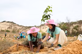 H’Hen Niê vừa có chuyến trồng rừng tại Khu Bảo tồn thiên nhiên Tà Kóu cùng "đồng đội." (Ảnh: CTV/Vietnam+)