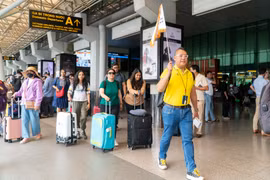 Hướng dẫn viên du lịch đón khách Ấn Độ đến Việt Nam. (Nguồn ảnh: Vietravel)