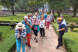 Du khách cao tuổi ưa chuộng cuộc sống ở điểm đến Việt Nam. (Ảnh minh họa: M.Mai/Vietnam+)