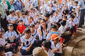 Hoa hậu H’Hen Niê tiếp tục hành trình thư viện thân thiện tại Ninh Thuận. (Ảnh: CTV/Vietnam+)