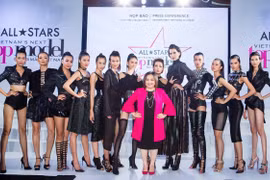 Bà Trang Lê (áo đỏ) - Giám đốc sản xuất Vietnam's Next Top Model cùng các thí sinh tại mùa All Stars. (Ảnh: BTC)