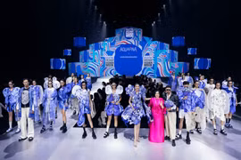 Nhà tạo mẫu Võ Công Khanh đã “hồi sinh” những miếng vải vụn để chúng trở thành dòng chảy bất tận của nghệ thuật và thời trang thông qua “Kiệt tác của nước.” (Ảnh: CTV/Vietnam+)