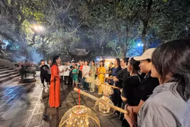 Du khách trải nghiệm tour đêm Đền Hùng. (Ảnh: Mai Mai/Vietnam+)