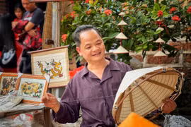 Nón làng Chuông giờ đây được xây dựng để trở thành một sản phẩm du lịch truyền thống hấp dẫn. (Ảnh: Mai Mai/Vietnam+)