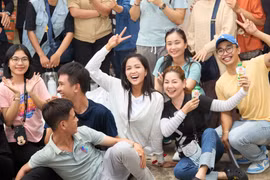 Hoa hậu H’Hen Niê đồng hành cùng “Hạt gạo chia đôi” tại quê nhà Đắk Lắk. (Ảnh: CTV/Vietnam+)