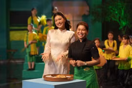Hoa hậu tham gia quảng bá ẩm thực truyền thống Việt. (Ảnh: CTV/Vietnam+)