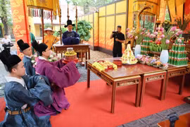 Thực hành nghi lễ tiến phẩm dâng hương lên các vị tiên đế và nghi lễ ban quạt trong dịp Tết Đoan Ngọ tại Hoàng thành Thăng Long. (Ảnh: Thanh Tùng/TTXVN)