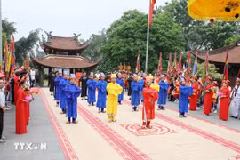Đội tế xã Chu Hóa (thành phố Việt Trì) thực hiện lễ tế Đức Quốc Tổ Lạc Long Quân theo lễ nghi truyền thống. (Ảnh: Tạ Toàn/TTXVN)
