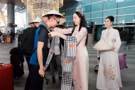 Hoa hậu Thanh Thủy tặng khăn rằn và nón lá cho đoàn khách đặc biệt đến từ Nhật Bản. (Ảnh: CTV/Vietnam+)