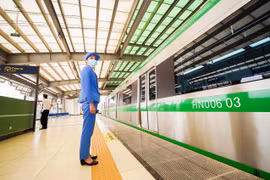 Nhân viên trực ke ga tại tuyến đường sắt đô thị Cát Linh-Hà Đông. (Ảnh: Việt Hùng/Vietnam+)
