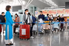 Hành khách đang làm thủ tục lên chuyến bay tại sân bay Nội Bài. (Ảnh: CTV/Vietnam+)