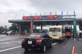 Phương tiện lưu thông qua làn ETC thuận lợi, nhanh chóng trên cao tốc Cầu Giẽ-Ninh Bình. (Ảnh: Việt Hùng/Vietnam+)