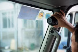 Lắp đặt camera trên xe ôtô kinh doanh vận tải. (Ảnh: CTV/Vietnam+)