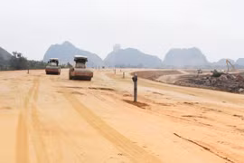 Nhà thầu thi công một đoạn tuyến cao tốc Bắc-Nam phía Đông. (Ảnh: Việt Hùng/Vietnam+)