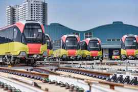 Các đoàn tàu Nhổn-ga Hà Nội được vận hành thử đồng loạt ở đoạn tuyến trên cao. (Ảnh: CTV/Vietnam+) 