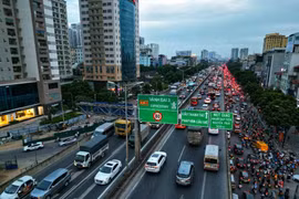 Hà Nội đã từng bước đưa vào khai thác, vận hành hàng loạt các công trình hạ tầng giao thông đô thị góp phần tăng khả năng kết nối, giảm ùn tắc giao thông. (Ảnh: Tuấn Anh/TTXVN)