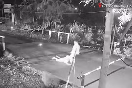Anh Trịnh Văn Tài - nhân viên gác chắn Đội đường sắt Biên Hòa, Công ty cổ phần Đường sắt Sài Gòn kéo người đàn ông ra khỏi đường sắt. (Nguồn ảnh: Tổng công ty Đường sắt Việt Nam cung cấp)