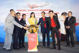 Các đại biểu thực hiện nghi thức công bố và khai trương đường bay của Vietjet tới Ấn Độ. (Ảnh: CTV/Vietnam+)