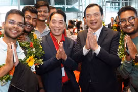 Chào đón những hành khách Ấn Độ đặt chân tới thành phố Đà Nẵng. (Ảnh: CTV/Vietnam+)