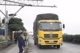 Hệ thống cân xe tự động được lắp đặt thí điểm trên Quốc lộ 5 để kiểm soát và ngăn chặn xe quá tải. (Ảnh: CTV/Vietnam+)