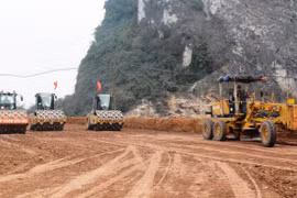 Nhà thầu thi công một đoạn tuyến cao tốc Bắc-Nam giai đoạn 2017-2020. (Ảnh: Việt Hùng/Vietnam+)
