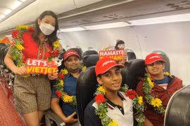 Những hành khách Ấn Độ trên chuyến bay giữa thành phố Đà Nẵng và Ahmedabad. (Ảnh: CTV/Vietnam+)