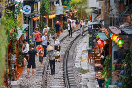 Thời điểm mở cửa du lịch trở lại, lượng du khách đến với phố đường tàu này ngày một đông. (Ảnh: Minh Sơn/Vietnam+)